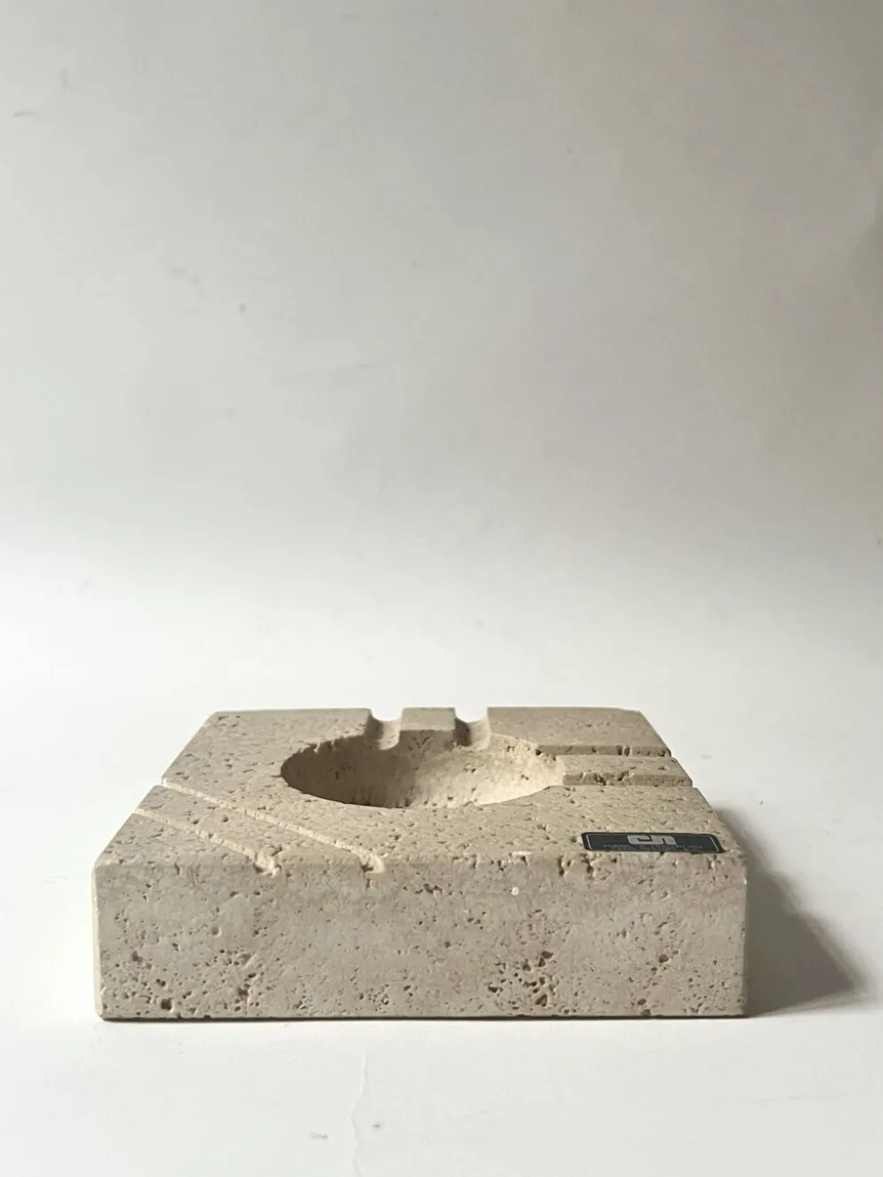 Cendrier en travertin sculpté Fratelli Manelli, Italie 1970