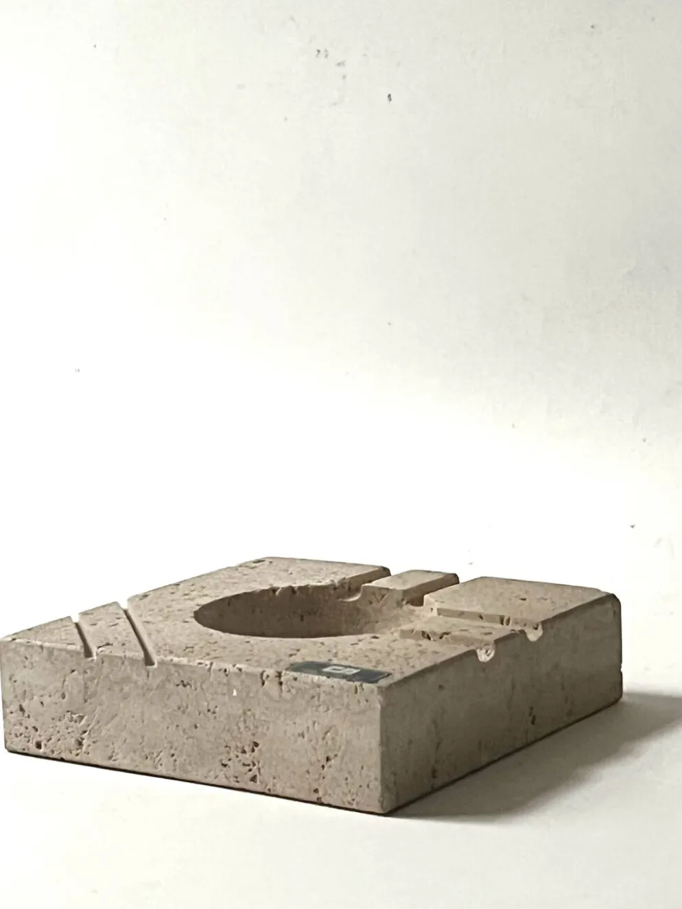 Cendrier en travertin sculpté Fratelli Manelli, Italie 1970