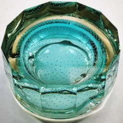 Cendrier multifacette en verre de Murano des années 1960 avec des bulles d'air.