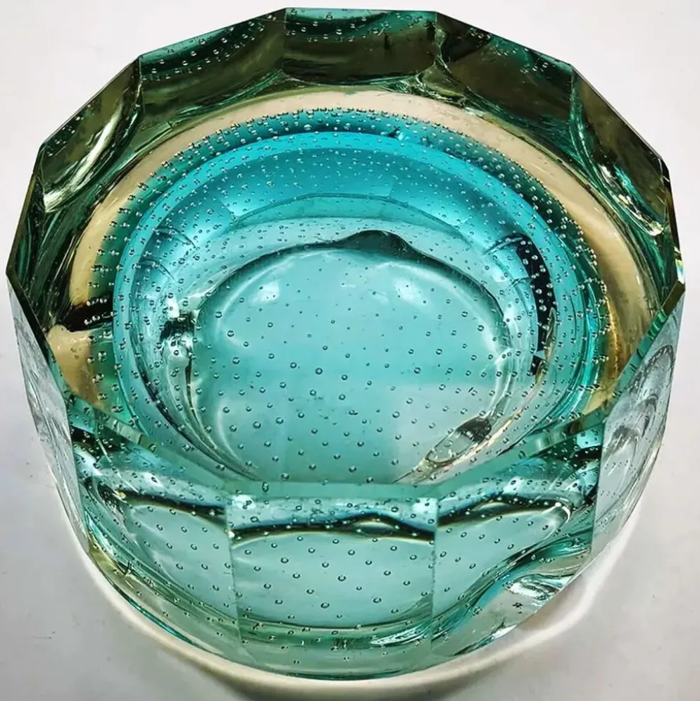 Cendrier multifacette en verre de Murano des années 1960 avec des bulles d'air.