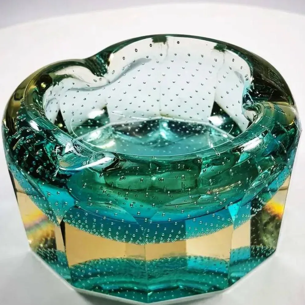 Cendrier multifacette en verre de Murano des années 1960 avec des bulles d'air.