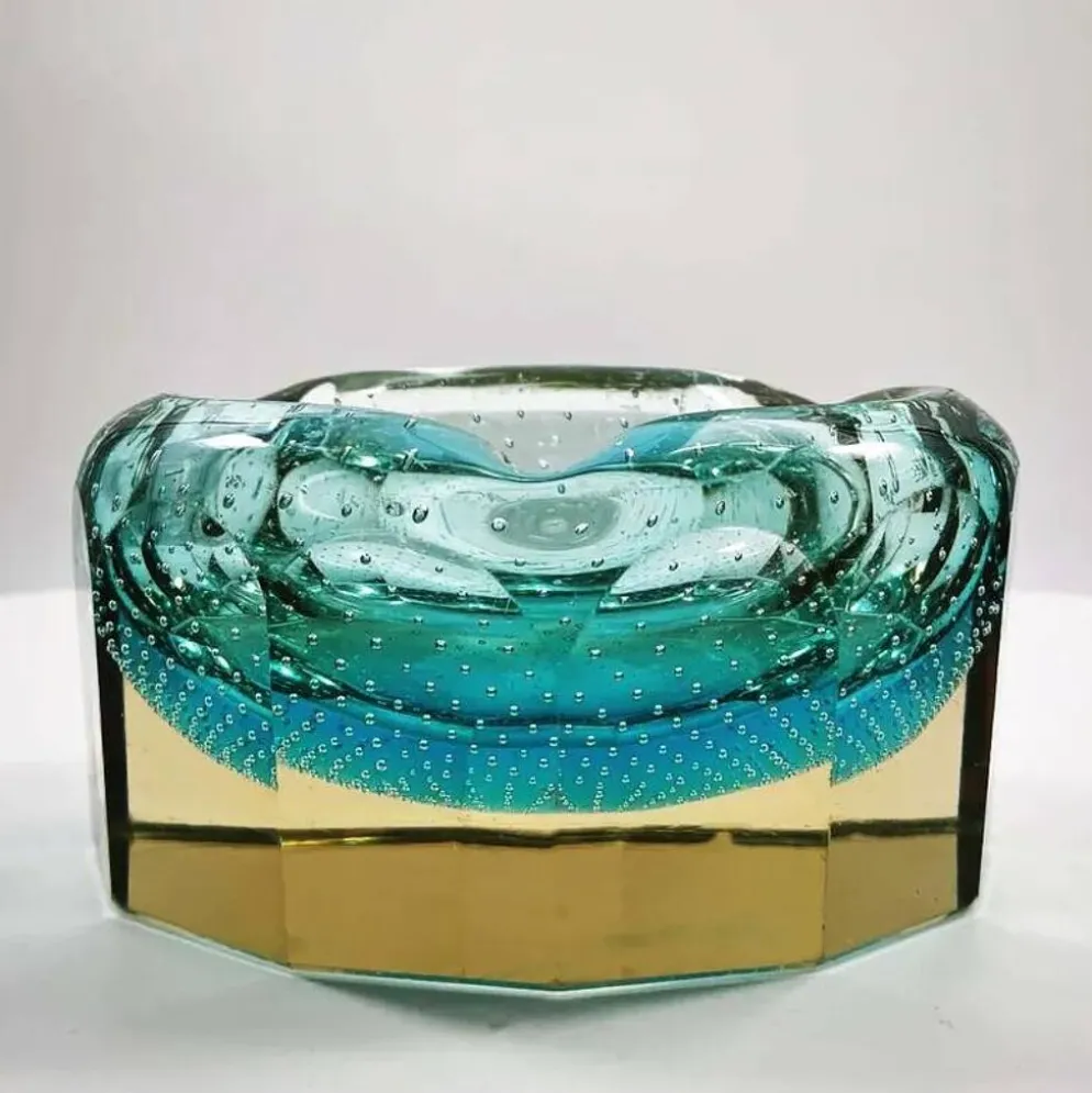 Cendrier multifacette en verre de Murano des années 1960 avec des bulles d'air.
