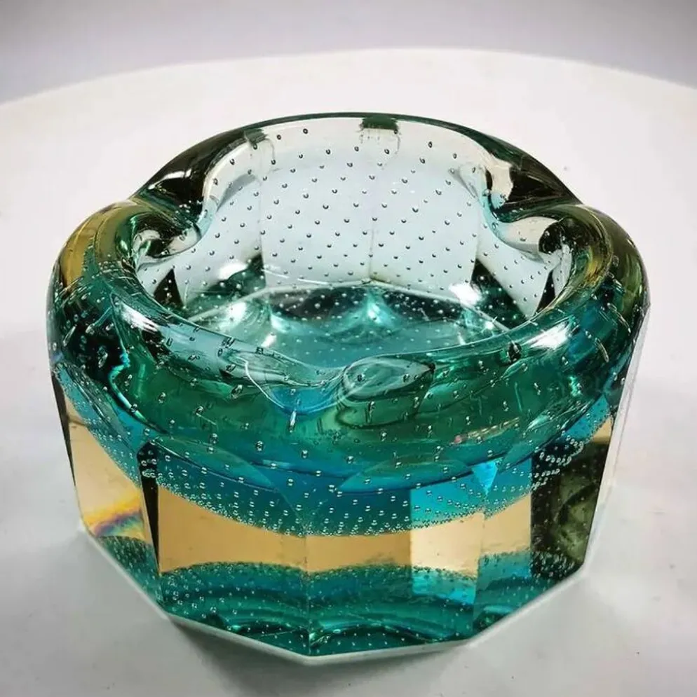 Cendrier multifacette en verre de Murano des années 1960 avec des bulles d'air.
