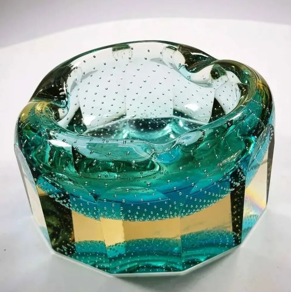 Cendrier multifacette en verre de Murano des années 1960 avec des bulles d'air.