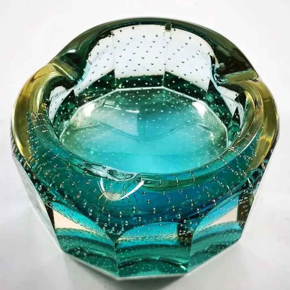 Cendrier multifacette en verre de Murano des années 1960 avec des bulles d'air.