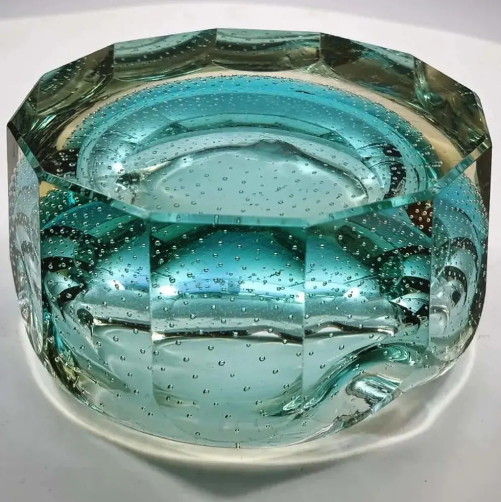 Cendrier multifacette en verre de Murano des années 1960 avec des bulles d'air.