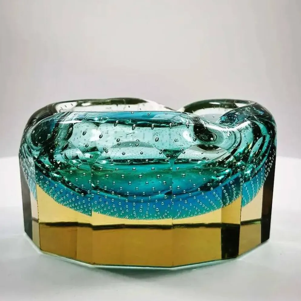 Cendrier multifacette en verre de Murano des années 1960 avec des bulles d'air.