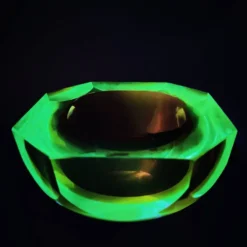 Cendrier octogonal multi-facettes en verre de Murano à uranium par Flavio Poli, années 1960
