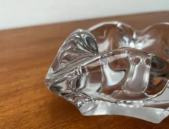 Cendrier ou bol en verre organiquement façonné de style milieu de siècle de Bayel Cristal de France, années 1960.