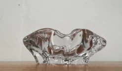 Cendrier ou bol en verre organiquement façonné de style milieu de siècle de Bayel Cristal de France, années 1960.