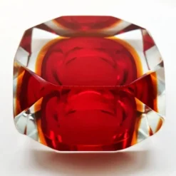 Cendrier ou vide-poches carré multifacette des années 1960 en verre de Murano par Flavio Poli pour Seguso. Fabriqué en Italie.