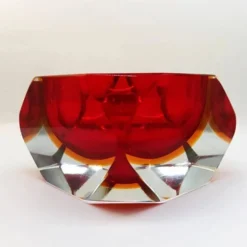 Cendrier ou vide-poches carré multifacette des années 1960 en verre de Murano par Flavio Poli pour Seguso. Fabriqué en Italie.