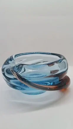 Cendrier ou vide-poches des années 1960 en verre soufflé et fait main de Murano. Fabriqué en Italie.