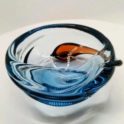Cendrier ou vide-poches des années 1960 en verre soufflé et fait main de Murano. Fabriqué en Italie.