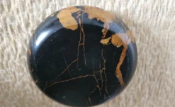 Cendrier rond vintage en marbre italien Portor noir et doré