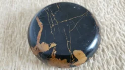Cendrier rond vintage en marbre italien Portor noir et doré