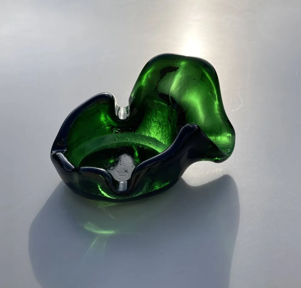 Cendrier sculptural en verre vert émeraude