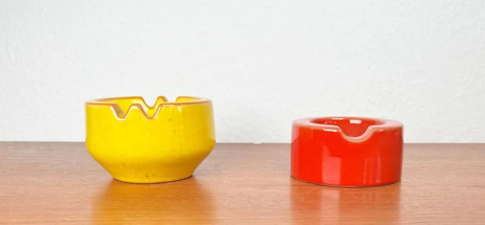Cendriers en céramique rouge et jaune de style Mid-Century Modern, époque spatiale allemande, années 1960, ensemble de 2.