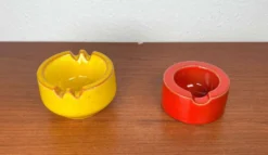 Cendriers en céramique rouge et jaune de style Mid-Century Modern, époque spatiale allemande, années 1960, ensemble de 2.