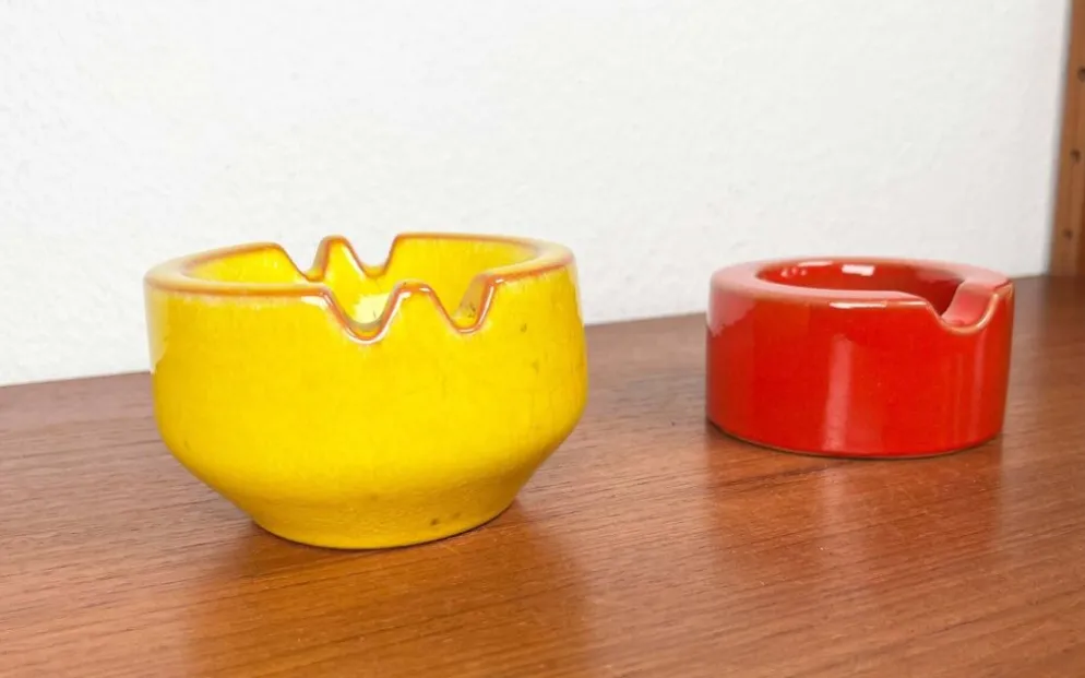 Cendriers en céramique rouge et jaune de style Mid-Century Modern, époque spatiale allemande, années 1960, ensemble de 2.