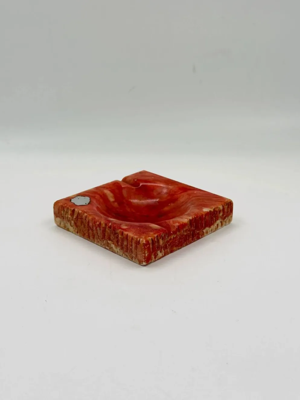 Cendrier vintage en pierre rouge sculptée à la main, bords ciselés