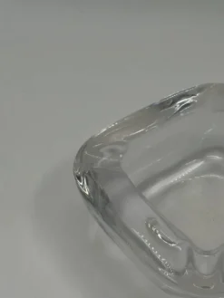 Cendrier vintage en verre épais transparent, forme carrée aux angles arrondis