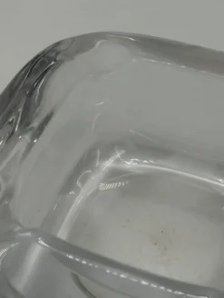 Cendrier vintage en verre épais transparent, forme carrée aux angles arrondis
