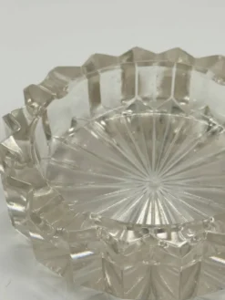 Cendrier vintage en verre pressé à facettes avec base en soleil