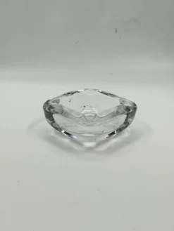 Cendrier vintage en verre pressé à coins facettés, forme carrée