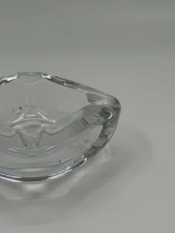 Cendrier vintage en verre pressé à coins facettés, forme carrée