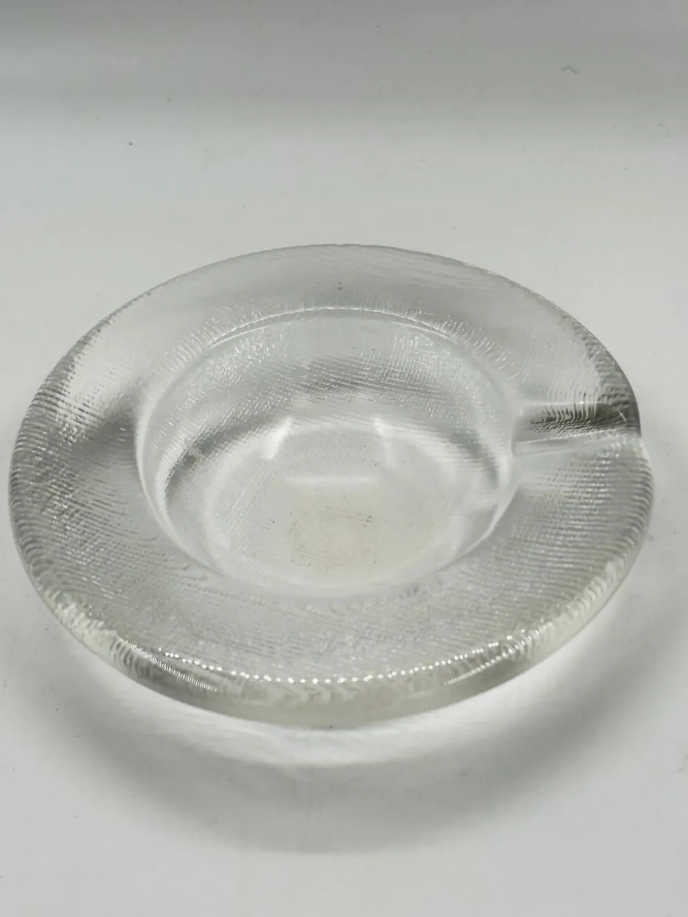 Cendrier vintage en verre texturé effet lin, large bord