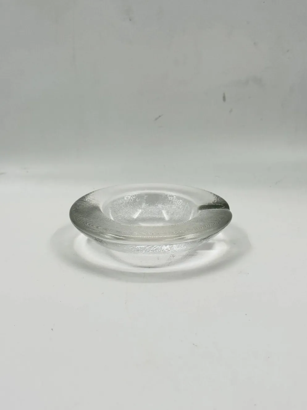 Cendrier vintage en verre texturé effet lin, large bord
