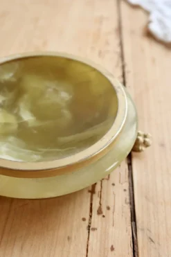 Cendrier vintage pierre verte façon onyx – Monture en métal doré et pieds g