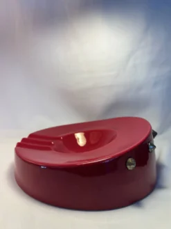 Cendrier vintage rouge laqué à clous métalliques – pièce design et déc