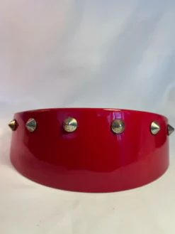 Cendrier vintage rouge laqué à clous métalliques – pièce design et déc