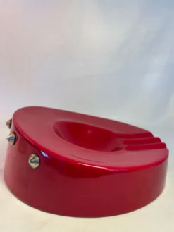 Cendrier vintage rouge laqué à clous métalliques – pièce design et déc