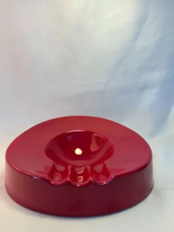 Cendrier vintage rouge laqué à clous métalliques – pièce design et déc