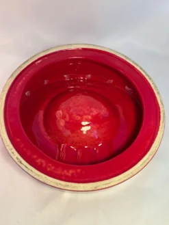 Cendrier vintage rouge laqué à clous métalliques – pièce design et déc