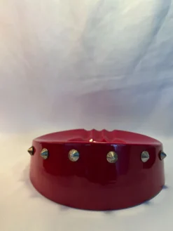 Cendrier vintage rouge laqué à clous métalliques – pièce design et déc