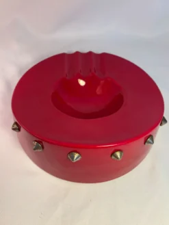 Cendrier vintage rouge laqué à clous métalliques – pièce design et déc