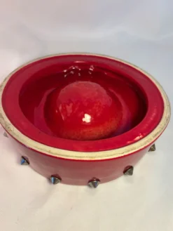 Cendrier vintage rouge laqué à clous métalliques – pièce design et déc