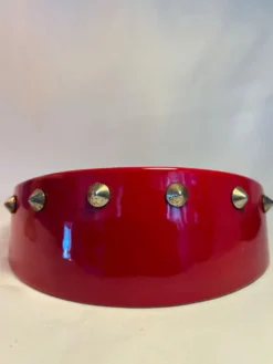 Cendrier vintage rouge laqué à clous métalliques – pièce design et déc
