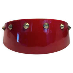 Cendrier vintage rouge laqué à clous métalliques – pièce design et déc