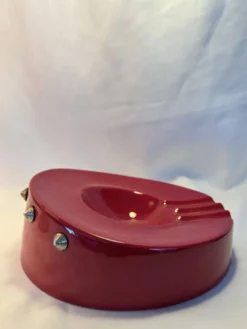 Cendrier vintage rouge laqué à clous métalliques – pièce design et déc