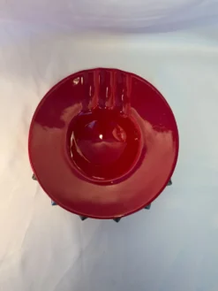 Cendrier vintage rouge laqué à clous métalliques – pièce design et déc