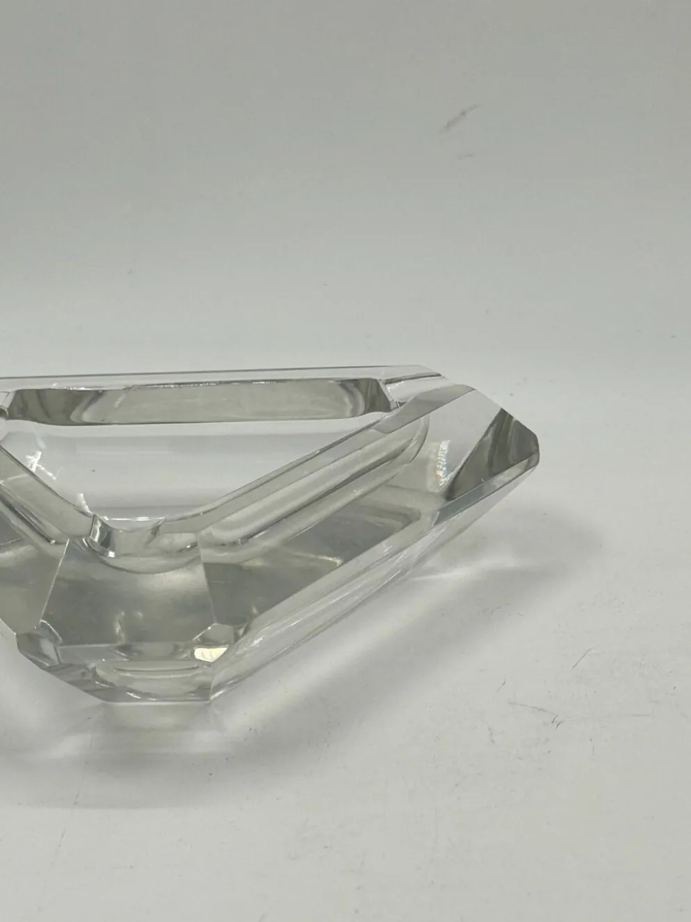 Cendrier vintage triangulaire en verre facetté