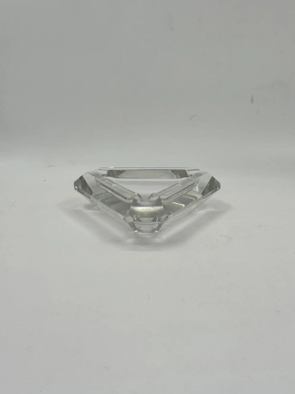 Cendrier vintage triangulaire en verre facetté