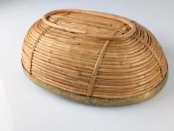 Centre de table ovale en rotin et laiton italien, style mid-century, années 1970.