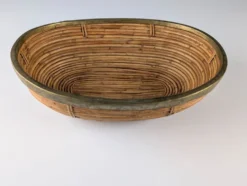 Centre de table ovale en rotin et laiton italien, style mid-century, années 1970.