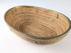 Centre de table ovale en rotin et laiton italien, style mid-century, années 1970.